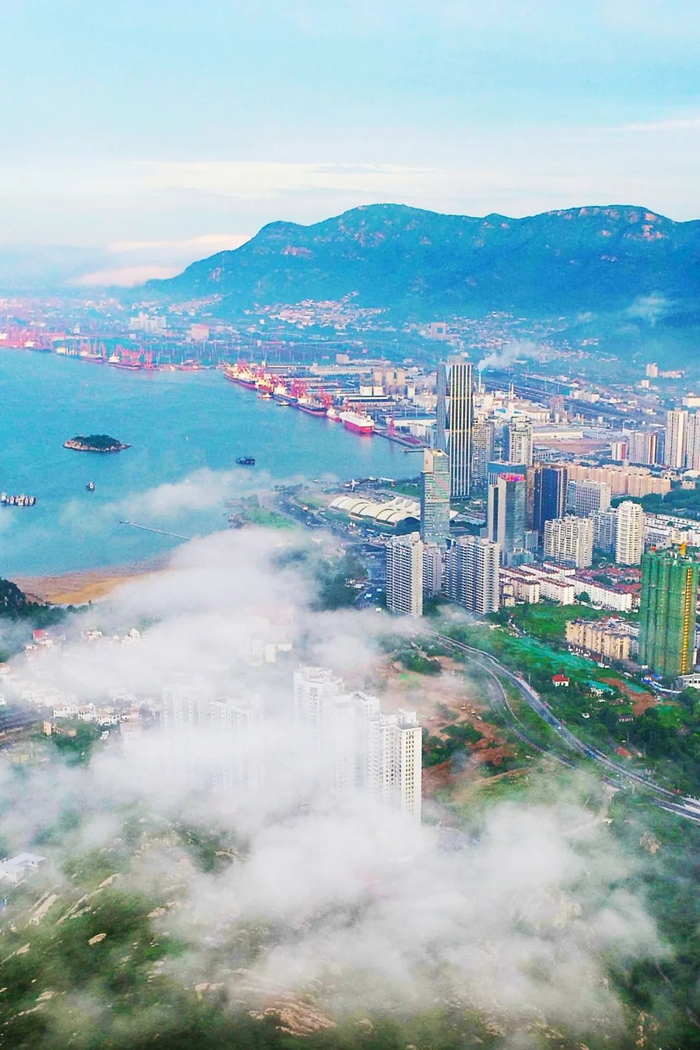 山与海，共同塑造了仙气飘飘的港城。摄影/王健民