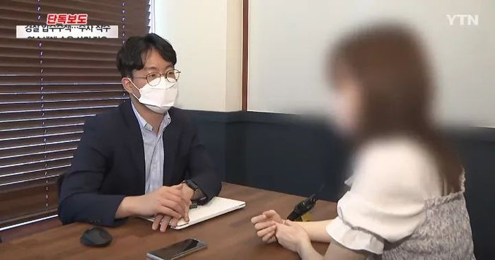 左：记者；右：受害者