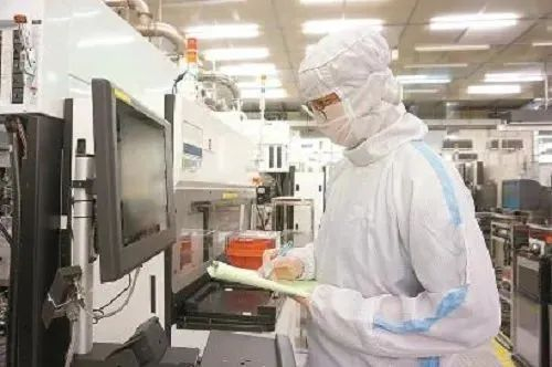 疫情期间，华虹宏力员工驻厂保生产