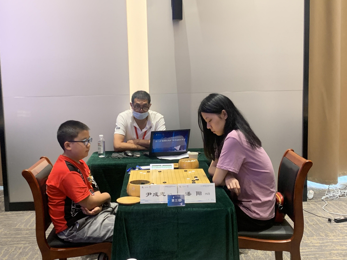 烂柯杯预选赛次轮，尹成志初段不敌潘阳四段。  新京报记者 孙海光 摄