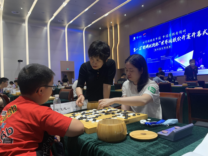 中国围棋协会副主席华学明（中）主动帮助尹成志复盘。 新京报记者 孙海光 摄