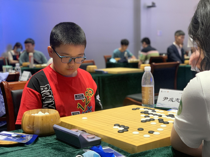 不满11岁的尹成志是当下国内最小的职业棋手。  新京报记者 孙海光 摄