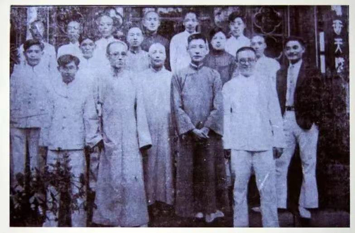 与山东省立图书馆（山东金石保存所）同仁合影（前排右二为王献唐，1933年）