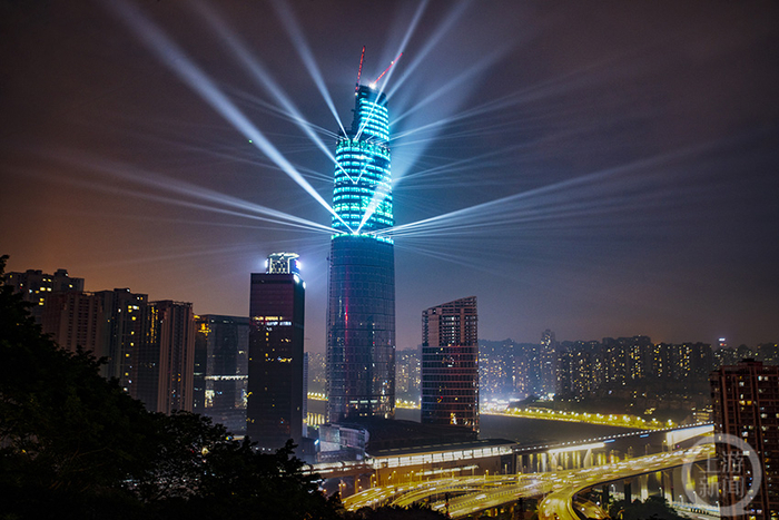 《灯光璀璨最高楼》 重庆第一楼2022年6月18日封顶灯光秀。肖志洪 摄
