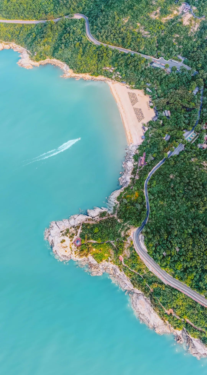 沙滩细腻柔软的苏马湾，又被称为“情人湾“。摄影/舒小简