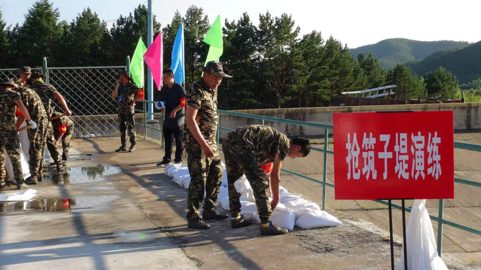 7月20日，黑龙江鸡西市水务局在哈达河水库开展防汛演练。（受访者供图）