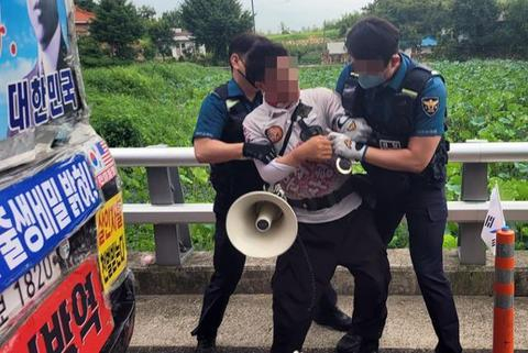 男子对文在寅威胁辱骂，被警方控制（《韩国日报》）