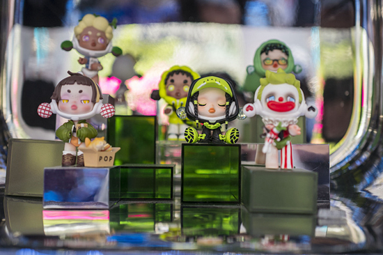 &nbsp;&nbsp;&nbsp;&nbsp;8月18日，上海，泡泡玛特全球旗舰店内展示的盲盒。视觉中国供图