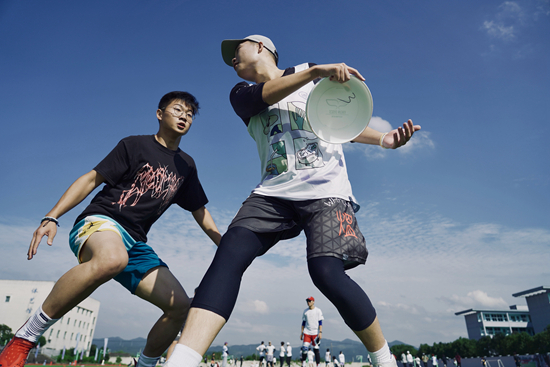 &nbsp;&nbsp;&nbsp;&nbsp;飞盘社社员在比赛中。令时桢/摄
