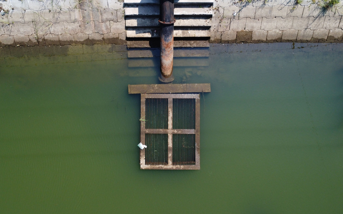 8月21日，江苏盱眙县洪湖村，抽水抗旱的水泵入水口。渠里调来的水，在高温下迅速蒸发。新京报记者 周怀宗 摄