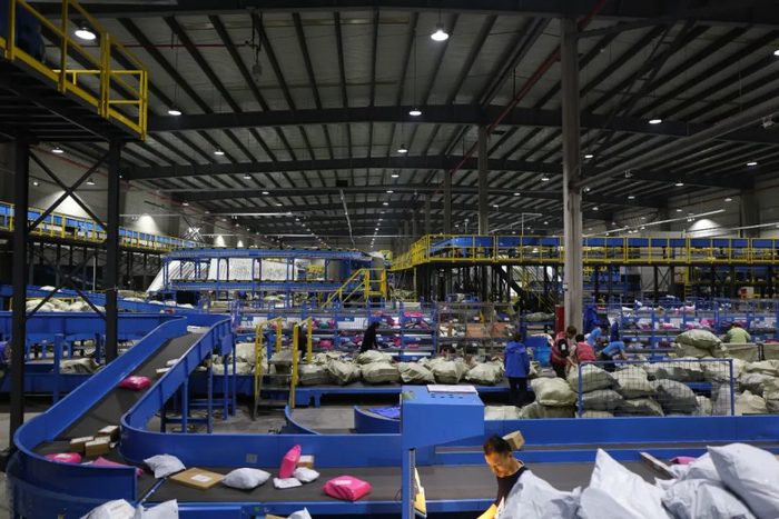 平时的义乌物流园内灯火通明。图源：视觉中国