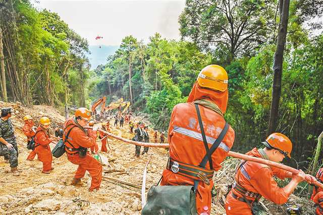 　　8月22日，北碚区歇马街道虎头村，专业救援力量正全方位对山火进行扑救。记者 万难 龙帆 摄/视觉重庆