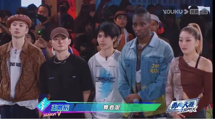 龙浩天（左二）。