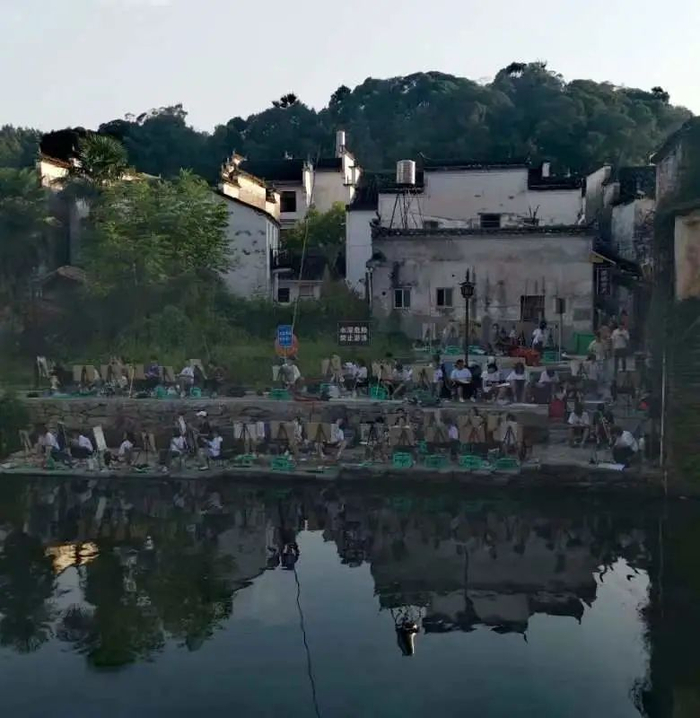 写生的学生们。俞焰登摄