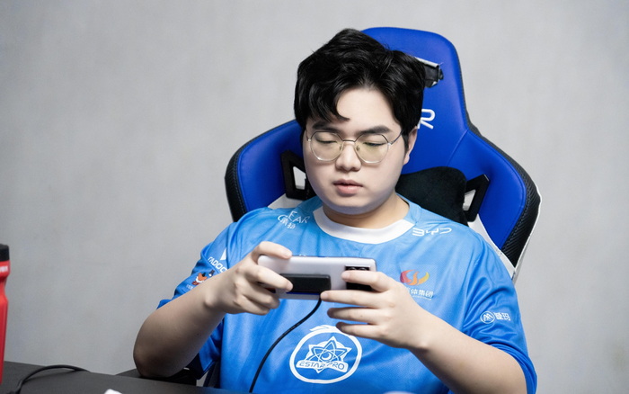 向阳被认为是最有机会拿下第一个FMVP的游走位选手。  武汉eStarPro俱乐部供图