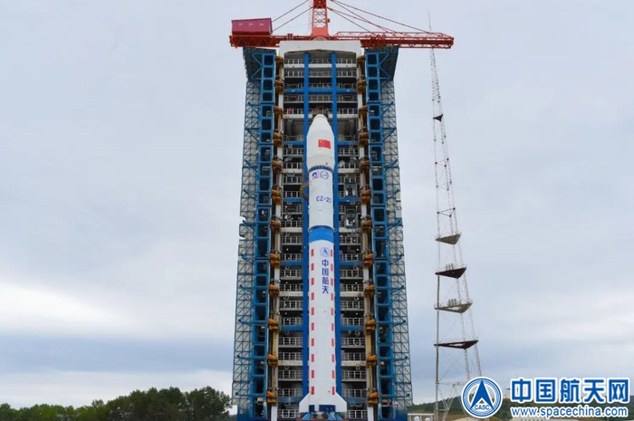 长二丁火箭矗立在塔架旁（庄嘉靖 摄）