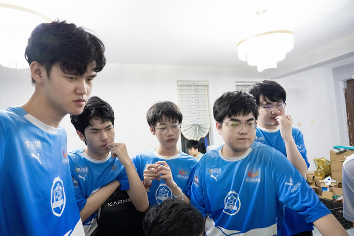 向阳（右二）是队伍的场上大脑。  武汉eStarPro俱乐部供图