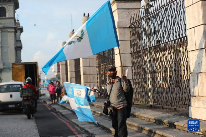 ▲2021年9月14日，在危地马拉首都危地马拉城，一名男子售卖危地马拉国旗。图/新华社