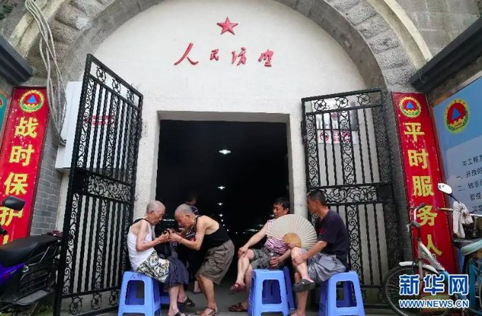 在人防纳凉点避暑的市民