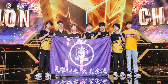 2021春季赛，向阳（中）随Hero久竞夺得个人联赛首冠。  王者荣耀赛事官方供图