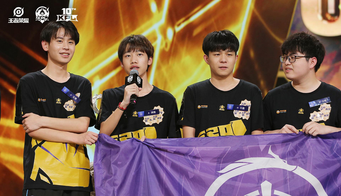 2021春季赛，黄垚钦（左二）随队夺冠并拿下FMVP。  王者荣耀赛事官方供图