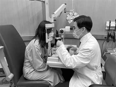 图为浙江大学眼科医院视光部主任倪海龙在为患者检查眼睛。 （记者 黄筱 摄）