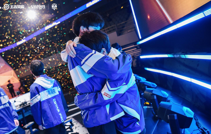 2021秋季赛夺冠，刘天豪（左）与队友拥抱庆祝。  王者荣耀赛事官方供图