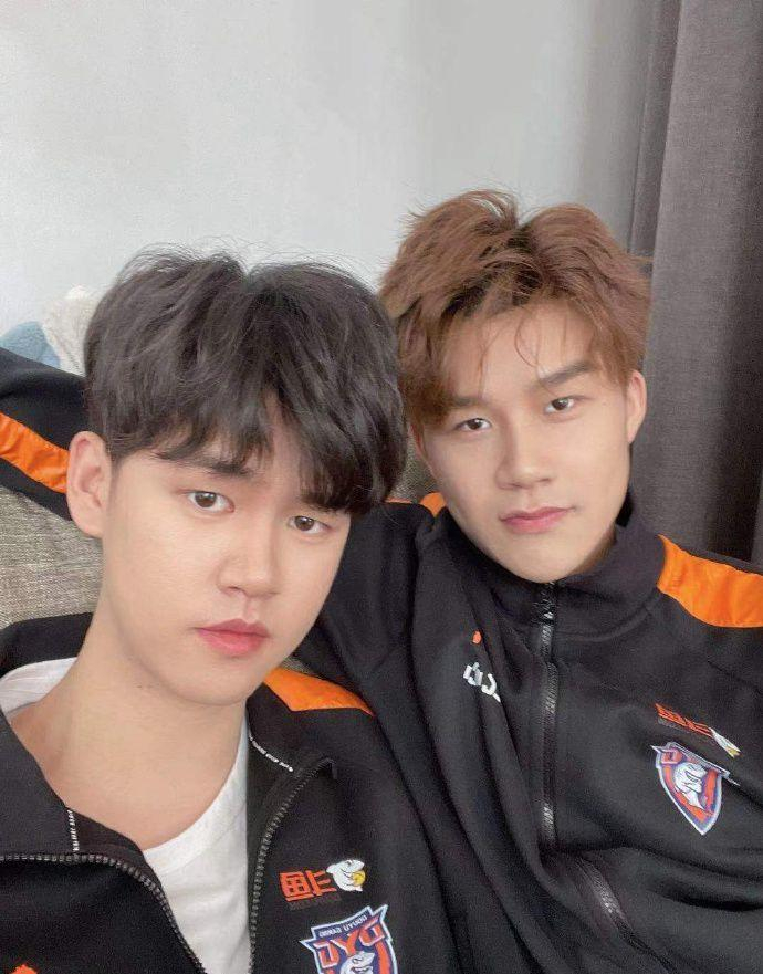 刘天豪（左）与老队友汪启俊（右）合影。  图/刘天豪微博