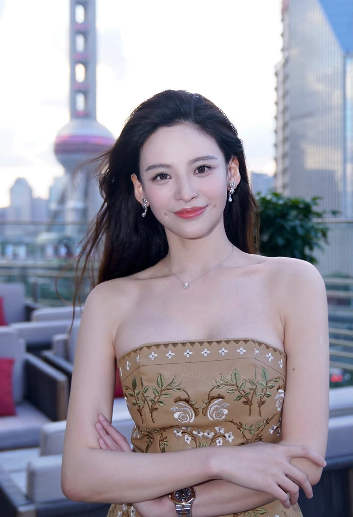 券商美女参赛世界小姐翻车?被指学历造假整容,网友透露被她骗钱|秦泽文|上海交大|总决赛_新浪娱乐_新浪新闻
