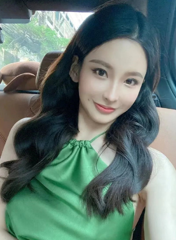 券商美女参赛世界小姐翻车?被指学历造假整容,网友透露被她骗钱|秦泽文|上海交大|总决赛_新浪娱乐_新浪新闻