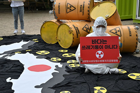 &nbsp;&nbsp;&nbsp;&nbsp;6月8日，韩国环保人士在首尔举行抗议活动，反对日本将福岛第一核电站核污染水排入大海的计划。视觉中国供图