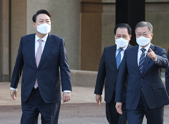 &nbsp;&nbsp;&nbsp;&nbsp;3月28日，韩国总统文在寅（右一）与候任总统尹锡悦（左一）在青瓦台正式会面。视觉中国供图