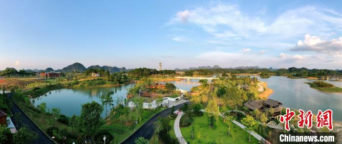 俯瞰广西河池园博园，湖光山色美如画。　高东风 摄