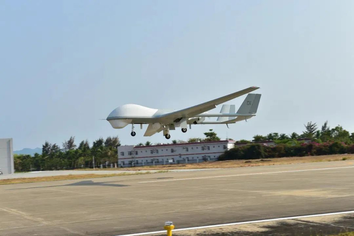 ▲无人机完成警戒评估任务归来