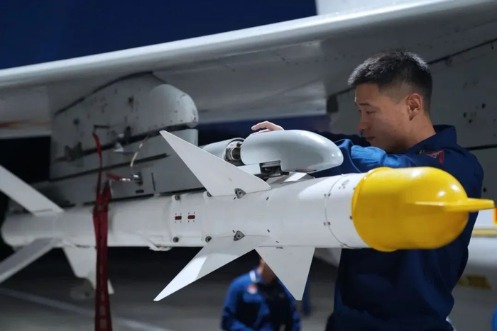 ▲检查空空导弹