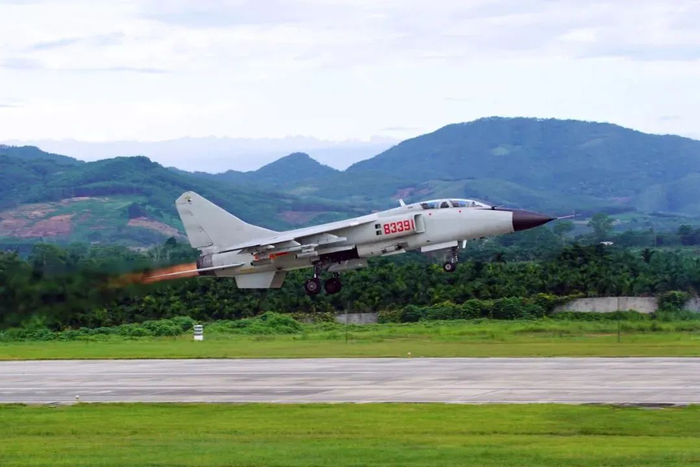 ▲战机携挂伞靶弹加力起飞