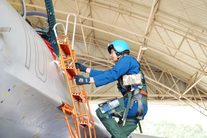 ▲飞行员快速登机