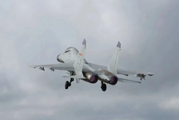 ▲战机携挂导弹加力起飞