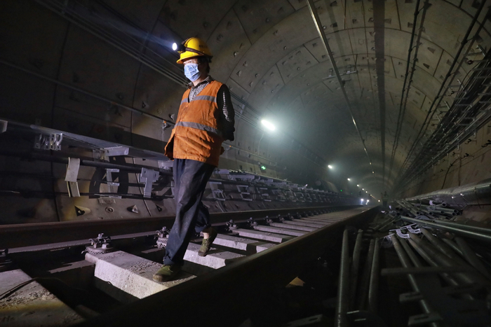 北京地铁16号线南段，工作人员正在检查线路。新京报记者 王贵彬 摄