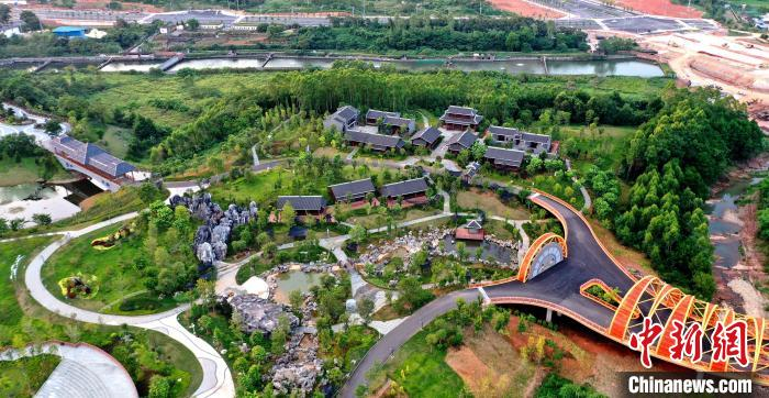 俯瞰美丽的广西河池园博园。　高东风 摄