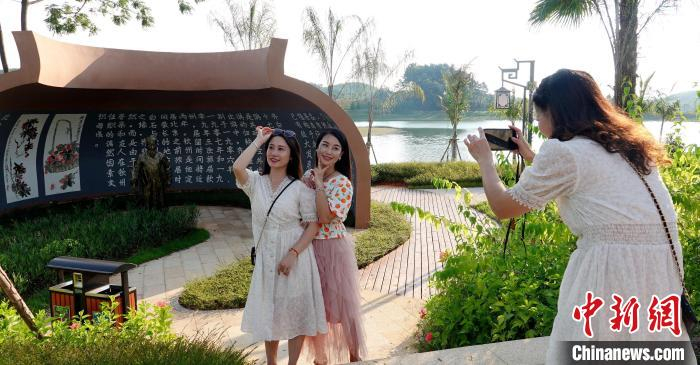 游客在广西河池园博园内游玩拍照。　高东风 摄