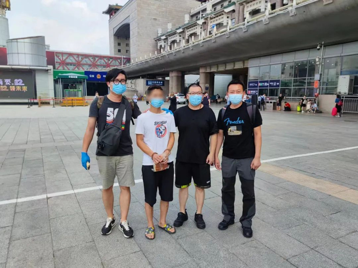白衣者为犯罪嫌疑人