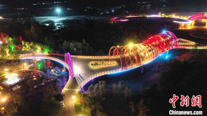 夜色下的广西河池园博园内“同心廊”流光溢彩。　高东风 摄