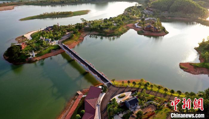 俯瞰广西河池园博园宛若一幅壮观的水墨画。　高东风 摄