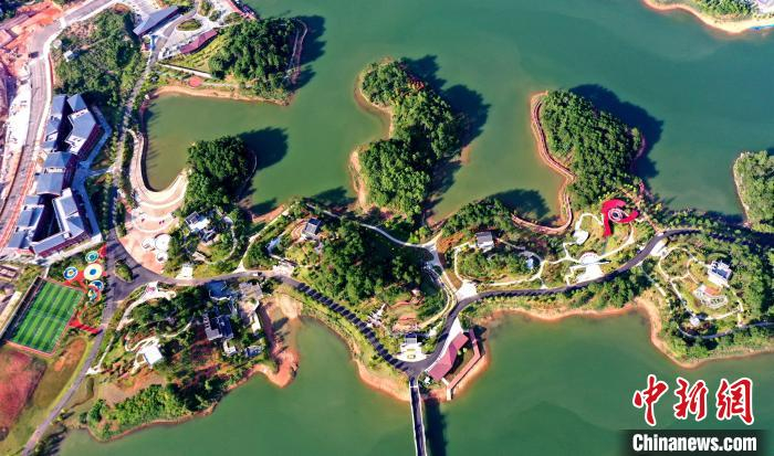 俯瞰广西河池园博园宛若一幅壮观的水墨画。　高东风 摄