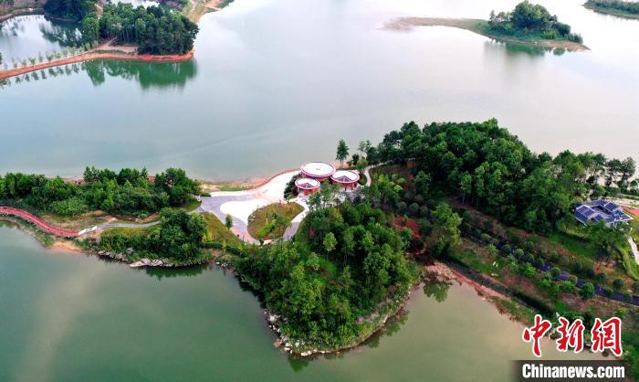 俯瞰水墨画般的广西河池园博园一隅。　高东风 摄