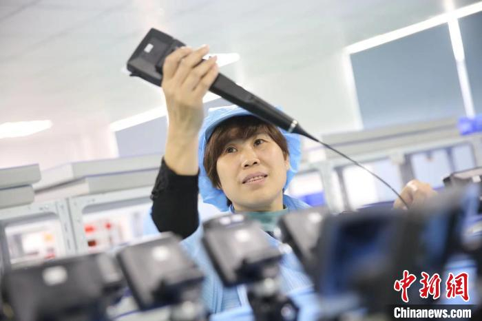 工人展示医械产品。　仙居经济开发区供图