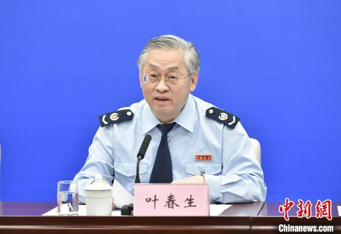 图为广西税务局副局长叶春生介绍相关情况。　谢宁 摄