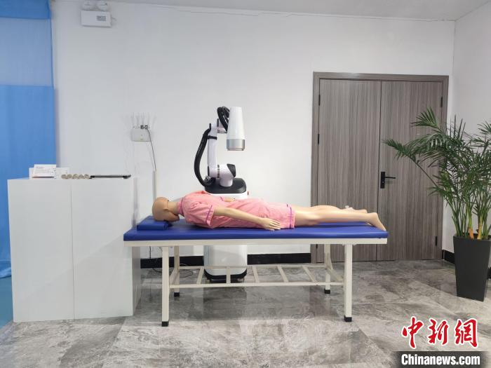智能艾灸机器人。　傅飞扬 摄
