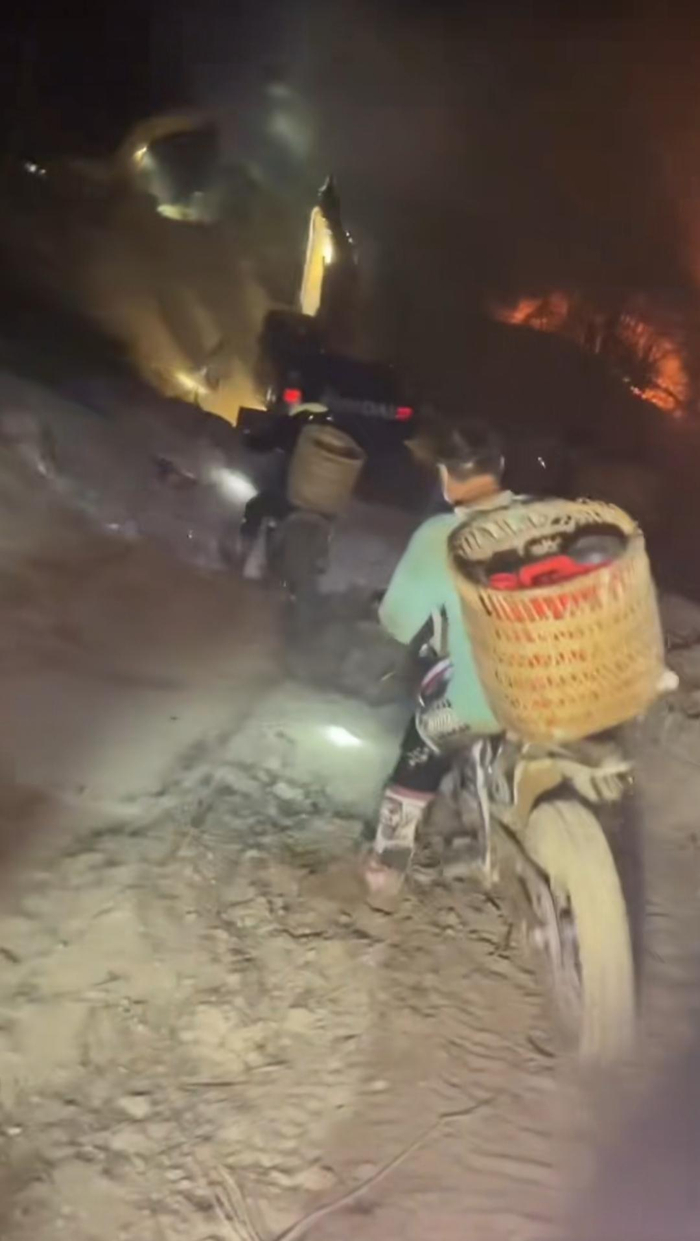 ▲龙杰和其他摩友夜间送物资进山。 视频截图